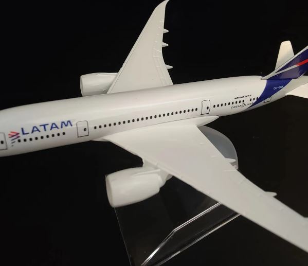 Avião LATAM em Miniatura