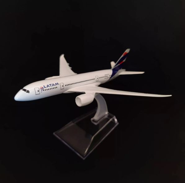 Avião LATAM em Miniatura